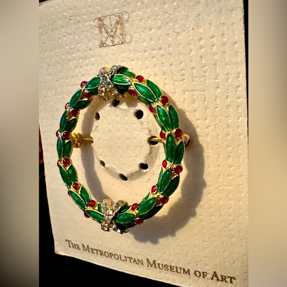 NWT The Met Museum of Art Christmas wreath, 14k plated CZ rhinestones & enamel. - Picture 4 of 4